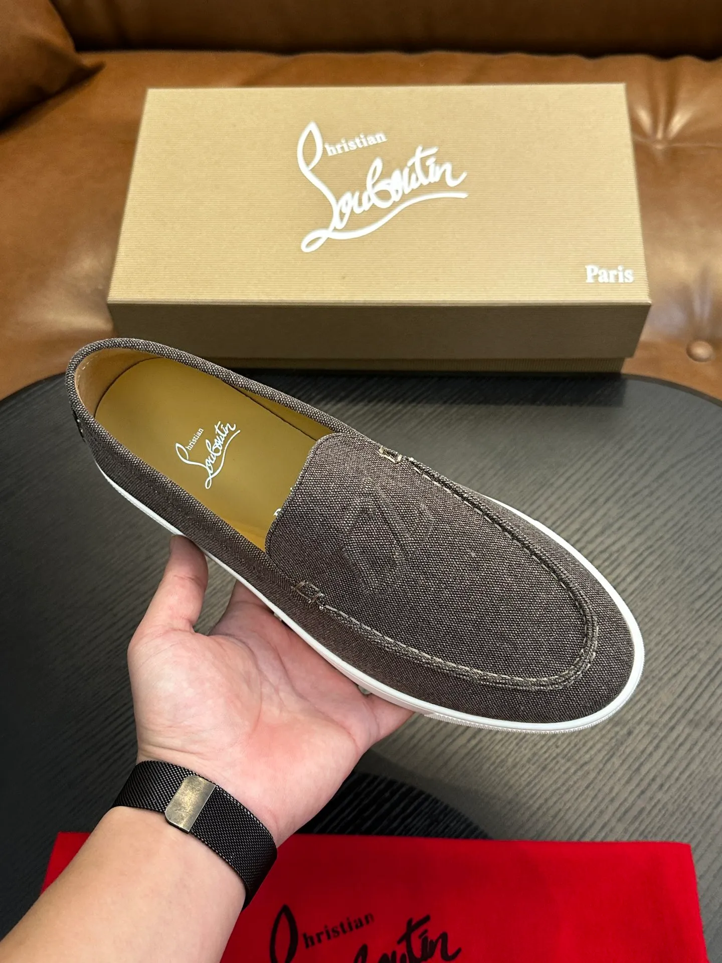 P760💰Christian Louboutin (red-soled shoes) Italian men’s casual sneakers are shipped! Each pair of shoes from this Italian handmade shoe brand has a simple and classic design, which is very comfortable and versatile! The upper fabric of this shoe is made of imported cowhide, with high-end and comfortable cowhide lining! The outsole is made of original rubber bottom sheets and is lined with cowhide! Brand-specific molded footbed, exclusive private mold control! Original box packaging, with shoe storage bag! 39 40 41 42 43 44 (38 45 46 customized)